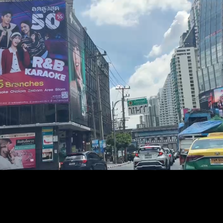 ป้ายโฆษณาแยกอโศก