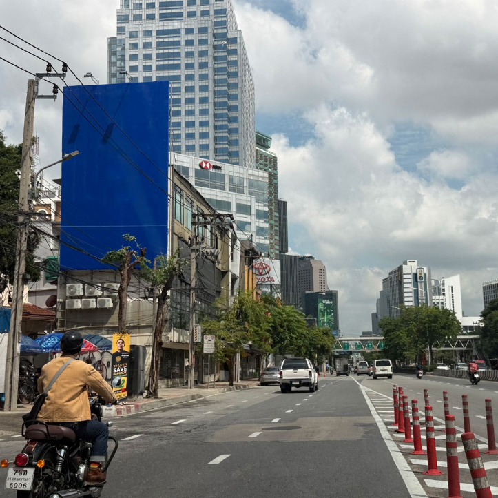 ป้ายพระราม4 ใกล้สวนลุมพินี กรุงเทพฯ  (ฝั่งตรงข้ามสวนลุม- มุ่งหน้าแยกศาลาแดง สีลม